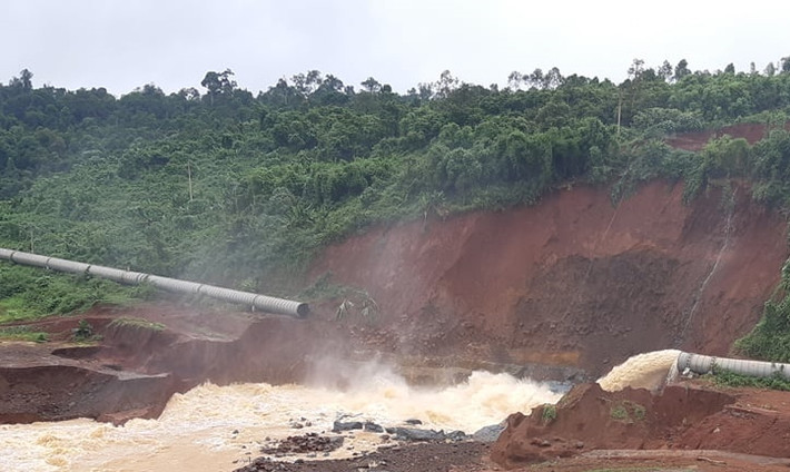 Trước tình trạng trên Nhà máy thủy điện Đắk Sin 1 đã chủ động dùng máy, đóng ngắt tất cả các thiết bị điện, kịp thời đưa toàn bộ các thiết bị điện và toàn bộ ca trực vận hành ra khỏi nhà máy, các vị trí nguy hiểm.