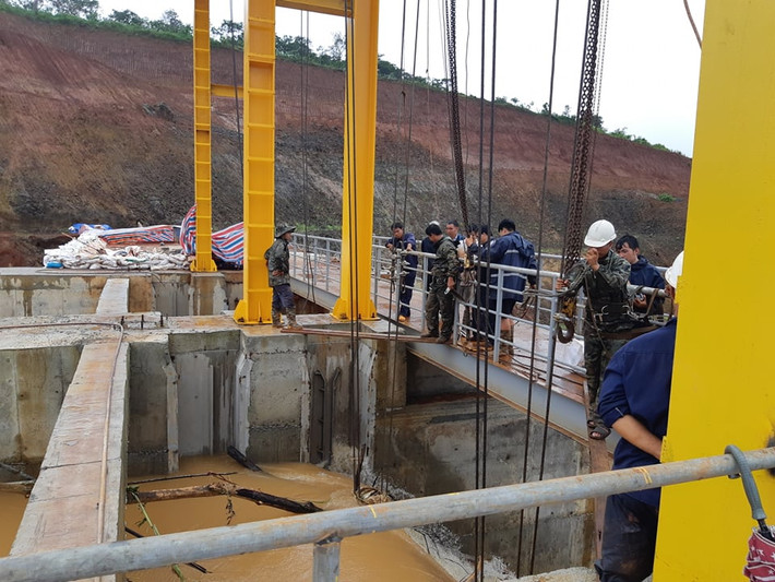 Trước đó, do mưa lớn, lượng nước về nhiều gây vỡ đường ống áp lực, Công ty Cổ phần VRG Đắk Nông có văn bản gửi UBND tỉnh báo cáo về việc xả lũ khẩn cấp, bằng biện pháp mở cửa xả nước làm chậm gia tăng mực nước hồ để bảo đảm an toàn đập.