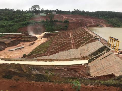 Trước đó vào chiều 9/8, ông Huỳnh Anh Minh, Phó Chủ tịch UBND tỉnh Bình Phước cho biết: tỉnh đã chỉ đạo huyện Bù Đăng nhanh chóng sơ tán 5.000 hộ dân thuộc 4 xã Đồng Nai, Phước Sơn, Thống Nhất và Đăng Hà ở vùng hạ lưu thủy điện Đắk Kar. Trong đó, có 200 hộ dân và số người ở trong các chòi rẫy. Những hộ này được sắp xếp tới nhà ở các khu vực cao và nhà người quen. Hiện tại, huyện Bù Đăng đã bố trí chỗ ở tạm thời cho người dân trong quá trình chờ xử lý sự cố tại thuỷ điện Đắk Kar.