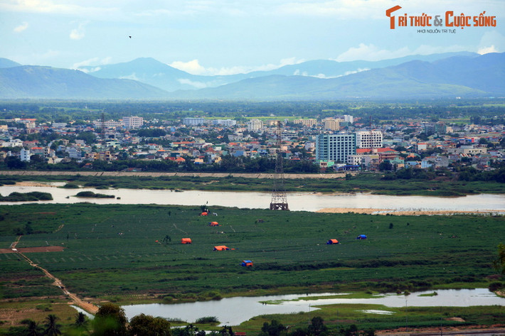 Sông Trà Khúc và thành phố Quảng Ngãi nhìn từ núi Thiên Ấn, một thắng cảnh nổi tiếng của Quảng Ngãi.