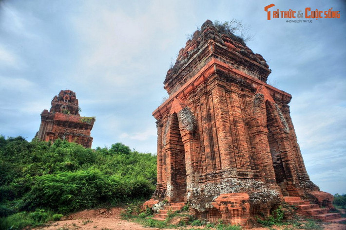10. Tháp Bánh Ít - Bình Định. Với 7 tòa tháp cổ của người Chăm tồn tại cho đến ngày nay, tỉnh Bình Định là địa phương sở hữu nhiều tháp Chăm nhất Việt Nam. Tháp Bánh Ít ở huyện Tuy Phước là di tích Chăm đồ sộ và tráng lệ nhất ở tỉnh này.