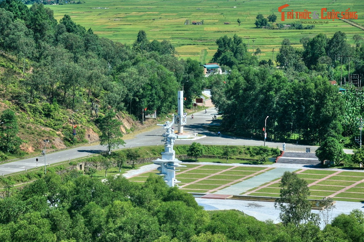 3. Ngã ba Đồng Lộc - Hà Tĩnh. Nằm ở địa phận huyện Can Lộc, tỉnh Hà Tĩnh, Khu di tích Ngã ba Đồng Lộc gắn với sự hi sinh của 10 cô gái thanh niên xung phong ngày 24/7/1968, là nơi tôn vinh tinh thần Anh hùng – Bất khuất – Trung hậu – Đảm đang của người phụ nữ Việt trong thời chiến.