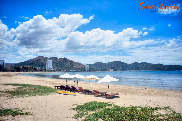 12. Bãi biển Nha Trang - Khánh Hòa. Nằm bên bờ vịnh Nha Trang, Bãi biển Nha Trang đẹp và hút khách bậc nhất Việt Nam. Cuối năm 2022, nơi này đã lọt vào top 10 bãi biển nổi tiếng nhất thế giới tính theo số lượt xem trên mạng xã hội TikTok.