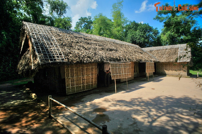 2. Làng Sen - Nghệ An. Nằm ở huyện Nam Đàn, tỉnh Nghệ An, làng Sen là quê nội của Chủ tịch Hồ Chí Minh, nơi Người đã trải qua những năm tháng niên thiếu đầy kỷ niệm. Đây là một địa điểm về nguồn đầy ý nghĩa ở xứ Nghệ.