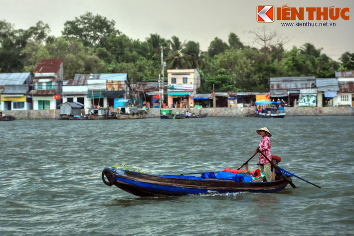 Việt Nam là một xứ sở có nhiều sông nước và rất nhiều hoạt động của người dân Việt diễn ra trên môi trường sông nước. Đặc biệt, cuộc sống vùng sông nước đã trở thành nét văn hóa đặc thù của khu vực Nam Bộ. Ảnh: Người phụ nữ lái đò ở sông Cần Thơ, TP Cần Thơ.