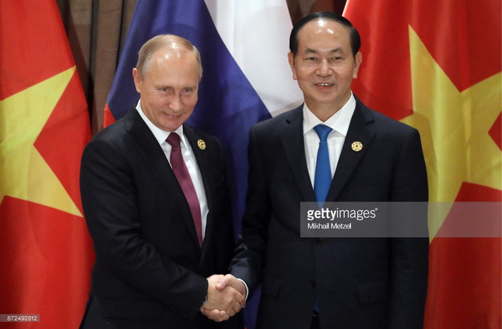 Tổng thống Putin bắt tay Chủ tịch nước Trần Đại Quang trong khuôn khổ Hội nghị APEC 2017 diễn ra tại thành phố Đà Nẵng, 10/11/2017. Ảnh: Getty.