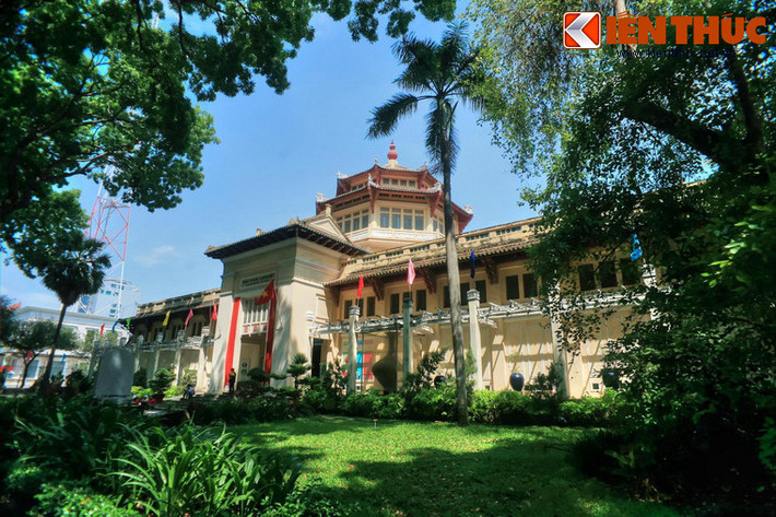 Công trình do kiến trúc sư người Pháp Delaval thiết kế và được hãng thầu Etablissements Lamorte Saigon xây dựng theo lối kiến trúc Đông Dương cách tân (Styleindochinois),
