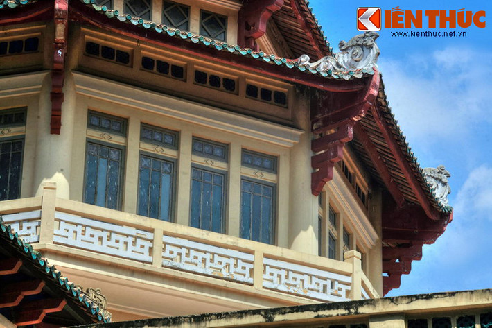 Trên khối bát giác là hai tầng mái lợp ngói ống, có gắn vật trang trí hình phụng, hình rồng cách điệu.