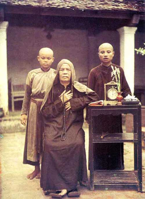 Một sư cô và hai chú tiểu trong một ngôi chùa, khoảng năm 1916. Ảnh: Léon Busy.