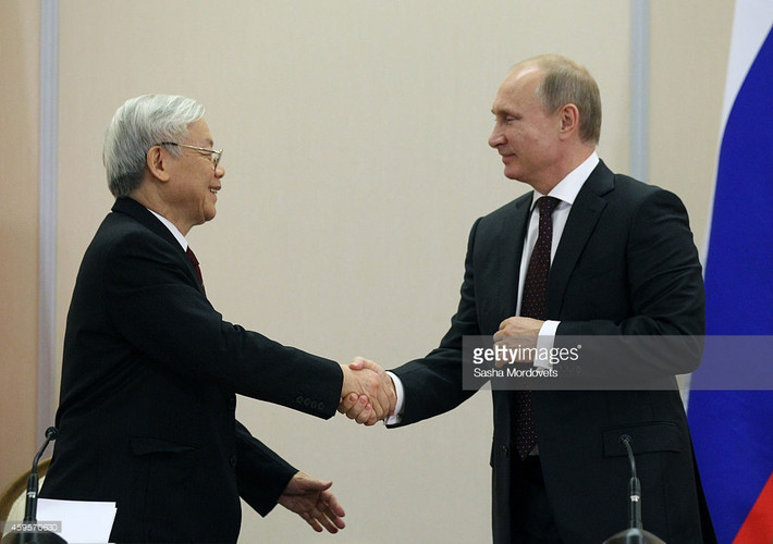 Cái bắt tay thân mật giữa Tổng thống Putin và Tổng bí thư Nguyễn Phú Trọng trong phòng hội nghị tại thành phố Sochi, 25/11/2014. Ảnh: Getty.