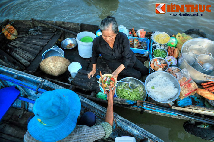 Như mọi khu chợ trên đất liền, những người phụ nữ đóng vai trò hết sức quan trọng ở các chợ nổi. Ảnh: Quán ăn trên thuyền của một cụ bà ở chợ nổi Cái Răng.