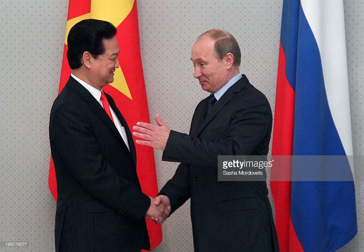 Tổng thống Putin trò chuyện cùng nguyên Thủ tướng Nguyễn Tấn Dũng bên lề cuộc đối thoại Nga-Việt Nam tại thành phố Sochi, 15/5/2013. Ảnh: Getty.