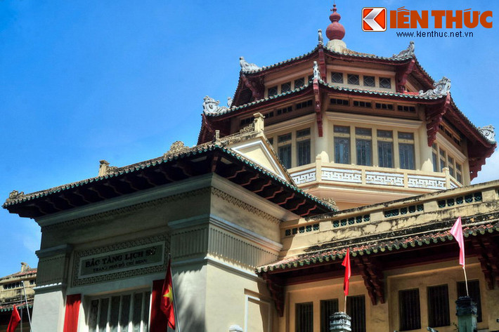 Đây là phong cách kiến trúc kết hợp giữa kiến trúc châu Âu và kiến trúc bản địa, khai thác các yếu tố truyền thống và đặc điểm khí hậu địa phương. Phong cách này đã phát triển mạnh mẽ ở Việt Nam trong giai đoạn 1920-1945.