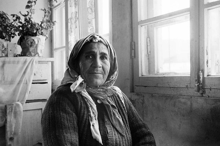 Cụ bà tại một ngôi làng gần hồ Sevan, Armenia, Liên Xô năm 1976. Ảnh: Masha Galleries.