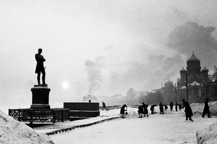 Dọn tuyết bên bờ sông Neva trong mùa đông, Leningrad năm 1979. Ảnh: Masha Galleries.