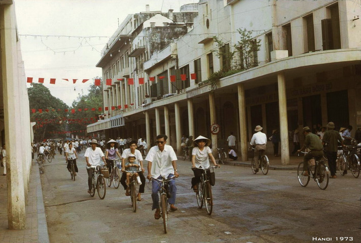 Trên phố Tràng Tiền, bên phải là phố Nguyễn Xí. Ảnh: Manhhai Flickr.