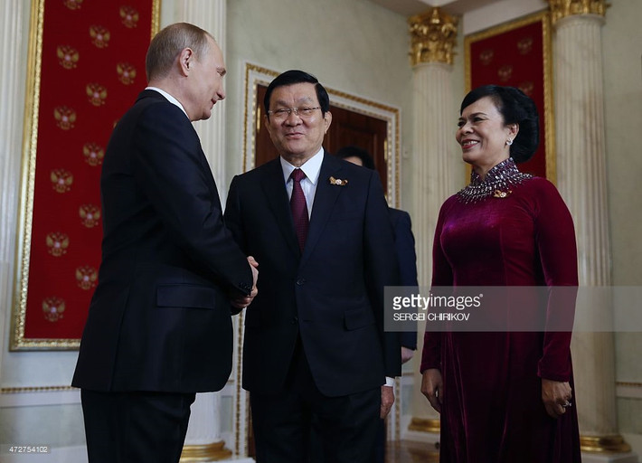 Tổng thống Putin gặp nguyên Chủ tịch nước Trương Tấn Sang và phu nhân Mai Thị Hạnh tại điện Kremlin, thủ đô Moscow trong ngày kỷ niệm 70 năm chiến thắng của cuộc Chiến tranh Vệ quốc Vĩ đại, 9/5/2015. Ảnh: Getty.