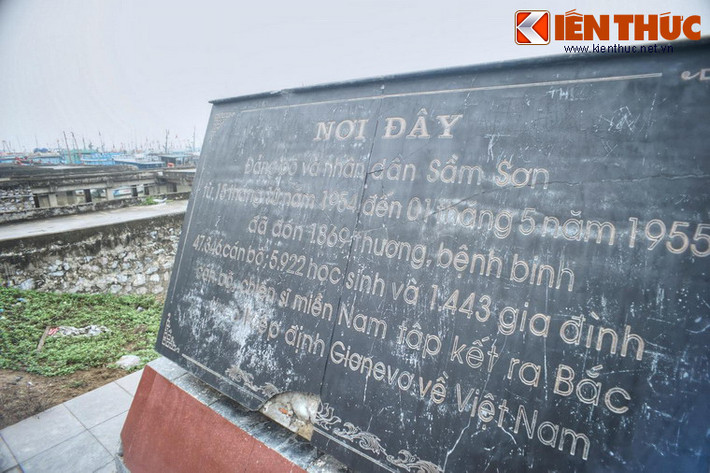 Bên bến cảng, một tấm bia tưởng niệm đã được dựng lên để ghi nhớ cuộc tập kết ra Bắc diễn ra hơn nửa thế kỷ trước của hàng vạn đồng bào miền Nam, trong đó có nguyên Thủ tướng Phan Văn Khải...
