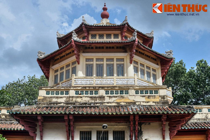 Điểm nhấn trong kiến trúc của tòa nhà bảo tàng là phần trung tâm có một khối bát giác, gợi nhớ quan niệm về bát quái của Kinh Dịch phương Đông.