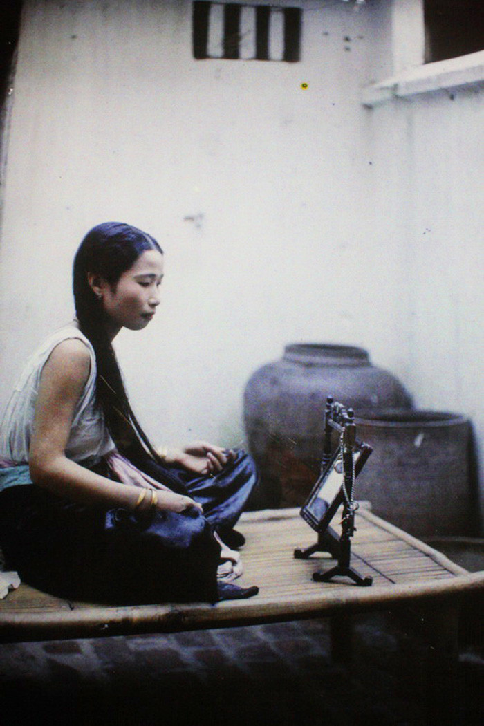 Một cô gái Hà Nội ngồi trước gương. Ảnh: Léon Busy.