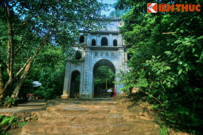 Nằm ở huyện Gia Viễn, tỉnh Ninh Bình, chùa Bái Đính cổ có lịch sử tồn tại hơn 1.000 năm, là một ngôi chùa có tầm quan trọng to lớn trong lịch sử Phật giáo Việt Nam. Tên chùa được gọi kèm với chữ "cổ" để phân biệt với chùa Bái Đính "mới" gần đó.