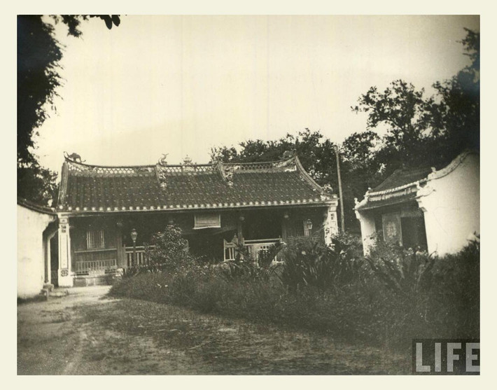 Bên ngoài một khu nhà thờ họ ở Hội An. Ảnh: Life.