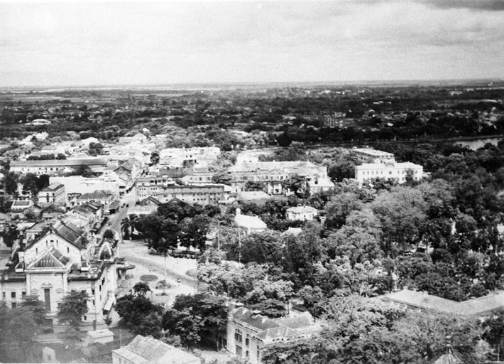 Khu vực trung tâm Hà Nội với hồ Hoàn Kiếm ở bên phải, đường Paul Bert (Tràng Tiền) và Nhà hát Lớn ở bên trái. Ảnh: Belle Indochine.