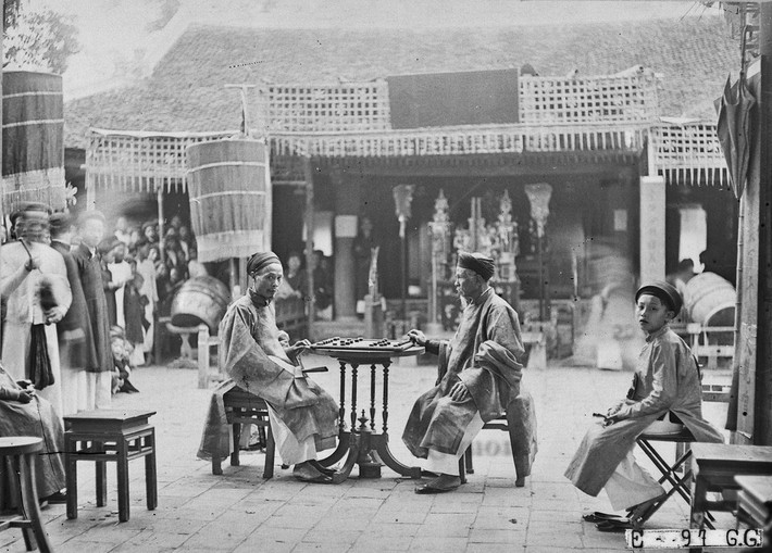 Hai ông quan dẫn dắt cuộc chơi cờ người ở Hà Đông thập niên 1920.