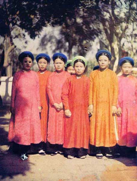 Một bức ảnh màu hiếm có về những phụ nữ đóng vai con tốt trong trò chơi cờ người ở Việt Nam thập niên 1910.