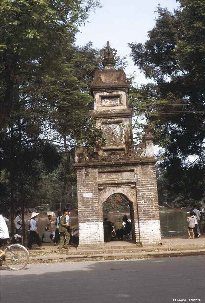 Tháp Hòa Phong bên bờ hồ Hoàn Kiếm. Ảnh: Manhhai Flickr.
