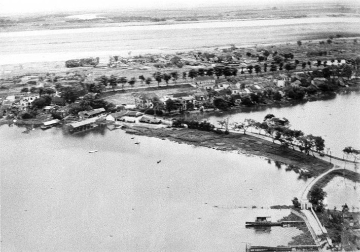 Phía Bắc của đường Thanh Niên, 1930. Phía dưới, bên phải là nhánh đường dẫn vào chùa Trấn Quốc. Ảnh: Belle Indochine.