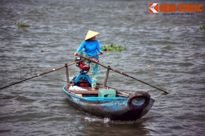 Chứng kiến sự tháo vát của người phụ nữ Việt nơi sông nước, không ít du khách phương xa đã phải trầm trồ thán phục...