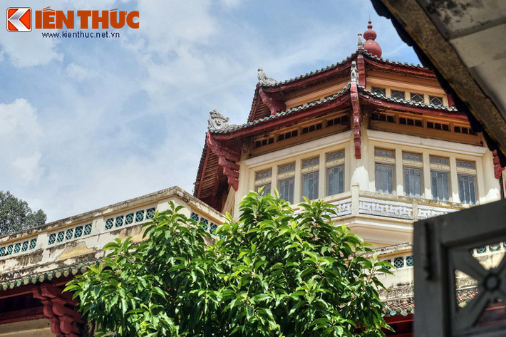 Các trang trí kiến trúc trên mặt tiền và nội thất sử dụng nhiều chi tiết, hoạ tiết, hoa văn... mang âm hưởng truyền thống Á Đông và Việt Nam.