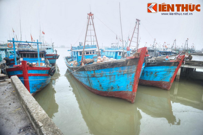 Từ ngày 25/9/1954 đến 1/5/1955, những chuyến tàu chở đồng bào tập kết liên tục rẽ sóng tiến vào cảng trong sự chào đón của nhân dân địa phương. Trong một chuyến tàu cập cảng tháng 10/1954, có người cán bộ cách mạng 21 tuổi tên Phan Văn Khải.