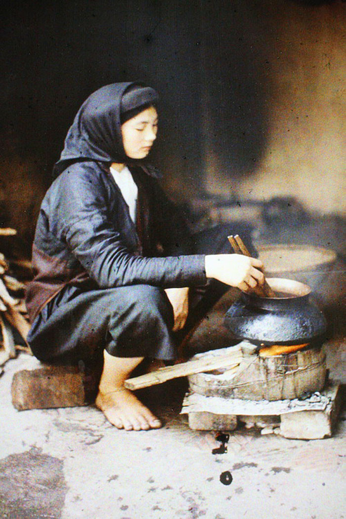 Người phụ nữ trong một gia đình trung lưu đang nấu ăn. Ảnh: Léon Busy.