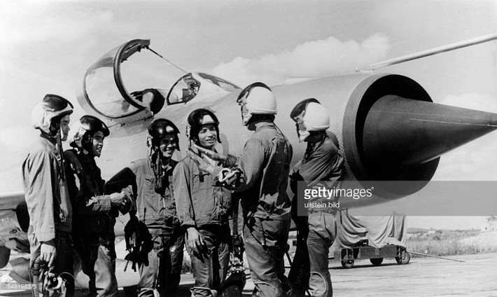 Phi công chiến đấu miền Bắc bên chiếc MiG-21, năm 1972. Ảnh: Getty.