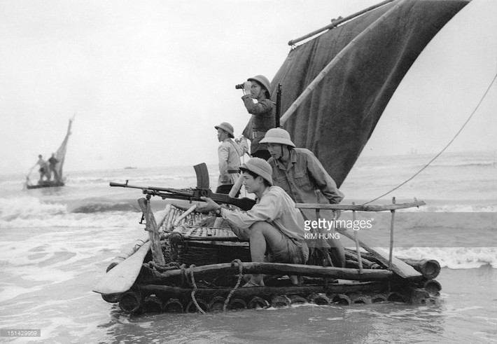 Dân quân biển ở tỉnh Nam Hà sẵn sàng chiến đấu, tháng 4/1972. Ảnh: Getty.