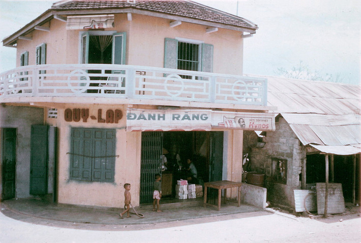 Một cửa hiệu ở thị xã Quảng Trị.
