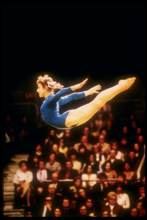 Pha bay người tuyệt đẹp của Olga Korbut, vận động viên đến từ Belarus, Liên Xô.