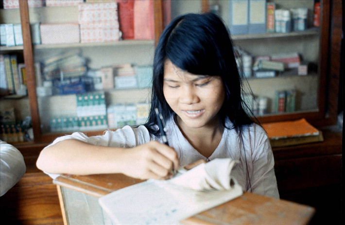 Nữ nhân viên bán hàng dễ thương tại một hiệu thuốc.