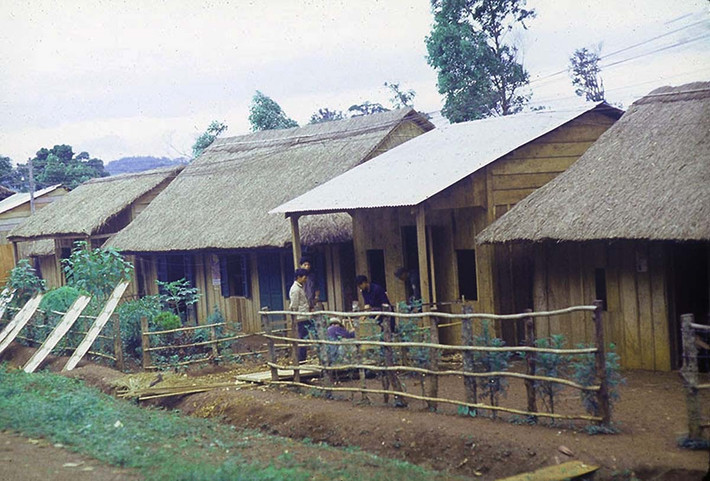Những ngôi nhà gỗ ở ngoại vi thị xã. Ảnh: Reppel Collection