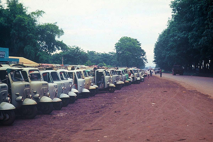 Bến xe lam ở cửa ngõ Buôn Ma Thuột thập niên 1960. Ảnh: Reppel Collection