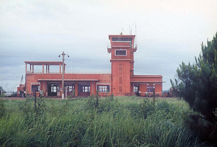 Khu nhà ga của phi trường Phụng Dực, còn có tên khác là Phi trường Ban Mê Thuột Đông, nằm ở phía Động thị xã Buôn Ma Thuột, ngày nay là sân bay Buôn Ma Thuột. Ảnh: Reppel Collection