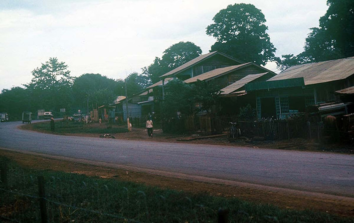 Khu dân cư ven quốc lộ. Ảnh: Reppel Collection