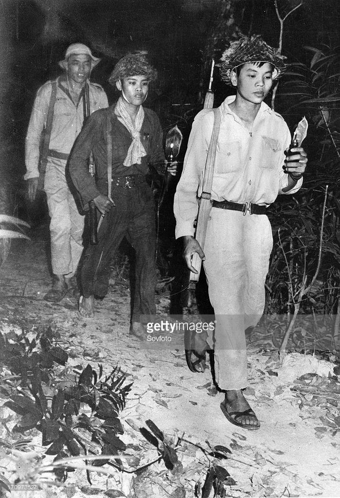 Các chiến sĩ du kích Giái phóng hành quân ban đêm trên Đường mòn Hồ Chí Minh năm 1964. Ảnh: Getty.
