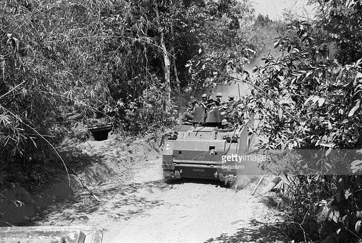 Quân đội Sài Gòn tuần tra trên một nhánh của Đường mòn Hồ Chí Minh ở Lào, tháng 2/1971. Ảnh: Getty.