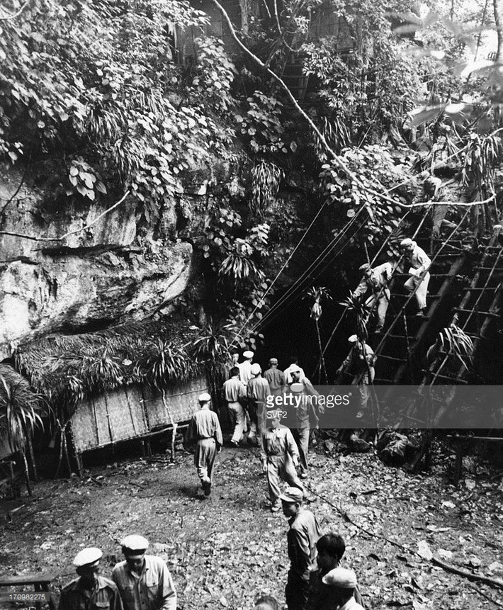 Lối vào một hang trú ẩn trên tuyến Đường mòn Hồ Chí Minh ở Lào, tháng 11/1967. Ảnh: Getty.