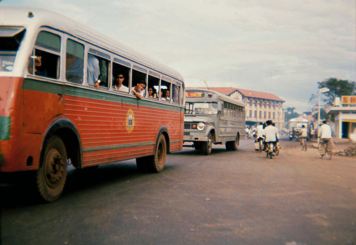 Xe khách rời bến.