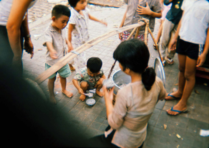 Những đứa trẻ bên gánh hàng chè.
