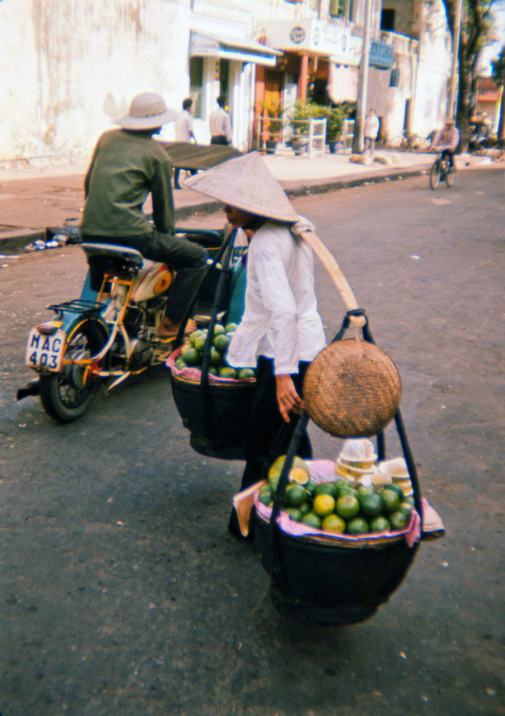 Bà cụ bán cam và bưởi.